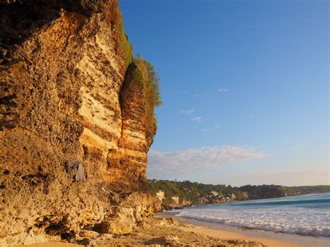 Uluwatu & Pecatu Travel Guide .